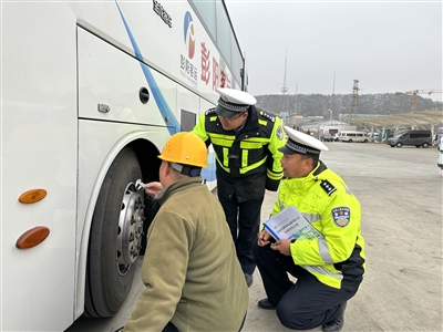 彭阳交警深入企业对各项安全措施进行细致检查。