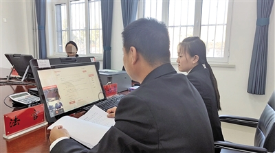 彭阳县法院法官通过互联网调解案件。（资料图片）