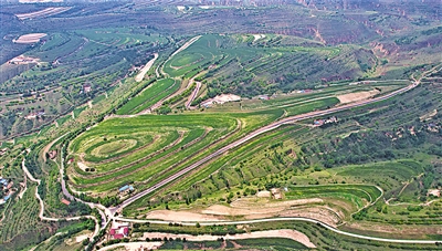 <p>　　　　彭阳县小岔乡小南沟公路是宁夏首条“黄土固化”道路。　　　　　　　　　　　　　　　　　　　　　　　　　　　　　　　　　　　　　　　　　　　　　　　　　　　　　　　　　　　　　　　　　　　　　　　　　　　　　　　　　　　　　　　　　　　本报记者　剡文鑫　摄</p>