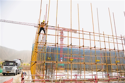     王洼产业园区内，厂房建设与时间赛跑。