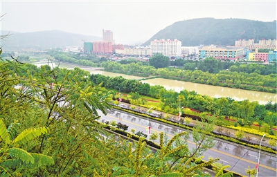 <p>　　8月15日，雨中的彭阳县城。茹河是黄河的支流之一，在彭阳县境内流域面积1497平方公里，惠及17万多人。彭阳建县37年来，统筹推进山水林田湖草综合治理，茹河流域水土流失治理程度由建县初的11.1%提高到76.3%，林木覆盖率由3%提高到30%，茹河水质由劣Ⅴ类变为Ⅳ类，实现河畅、水清，岸绿。　本报记者　剡文鑫　摄</p>