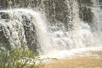<p>　　连日来，固原秋雨绵绵，河水猛涨，彭阳县茹河瀑布飞泻而下，溅起万千银花。</p>