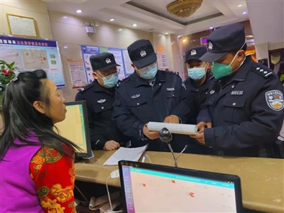 彭阳公安民警检查旅馆实名登记情况。