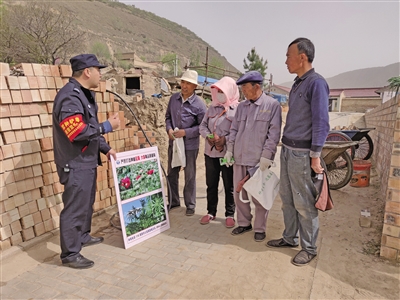 近日，彭阳县罗洼乡禁毒办工作人员进村入户、深入田间地头向群众展示毒品原植物图片、发放禁毒宣传资料，帮助群众识别毒品原植物罂粟、大麻等，了解毒品原植物特征，并结合具体案例以案释法，使群众认识到种植毒品原植物需承担的法律责任，严防毒品原植物种子落地。
    本报通讯员 王健健 摄