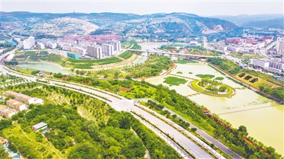 <p>　　河与城交融。（本版图片由本报记者　剡文鑫　党硕　摄）</p>