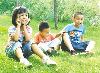 <p>　　儿童在公园玩耍。</p>