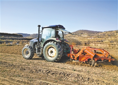 <p>　　机械化作业提高中药材生产效率。</p>