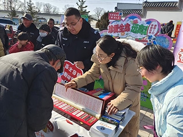 近日，彭阳县古城镇社区戒毒（康复）中心在集市开展禁毒宣传活动，工作人员向群众展示毒品仿真模型，发放宣传资料，详细讲解毒品的危害及防范知识。    本报通讯员 王健健 王卫东 摄