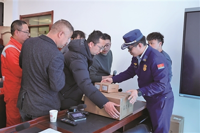 工程师讲解微型消防站调度台使用方法。